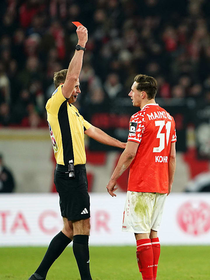 Man möchte fast meinen, ein gewohntes Bild: Dominik Kohr fliegt vom Platz