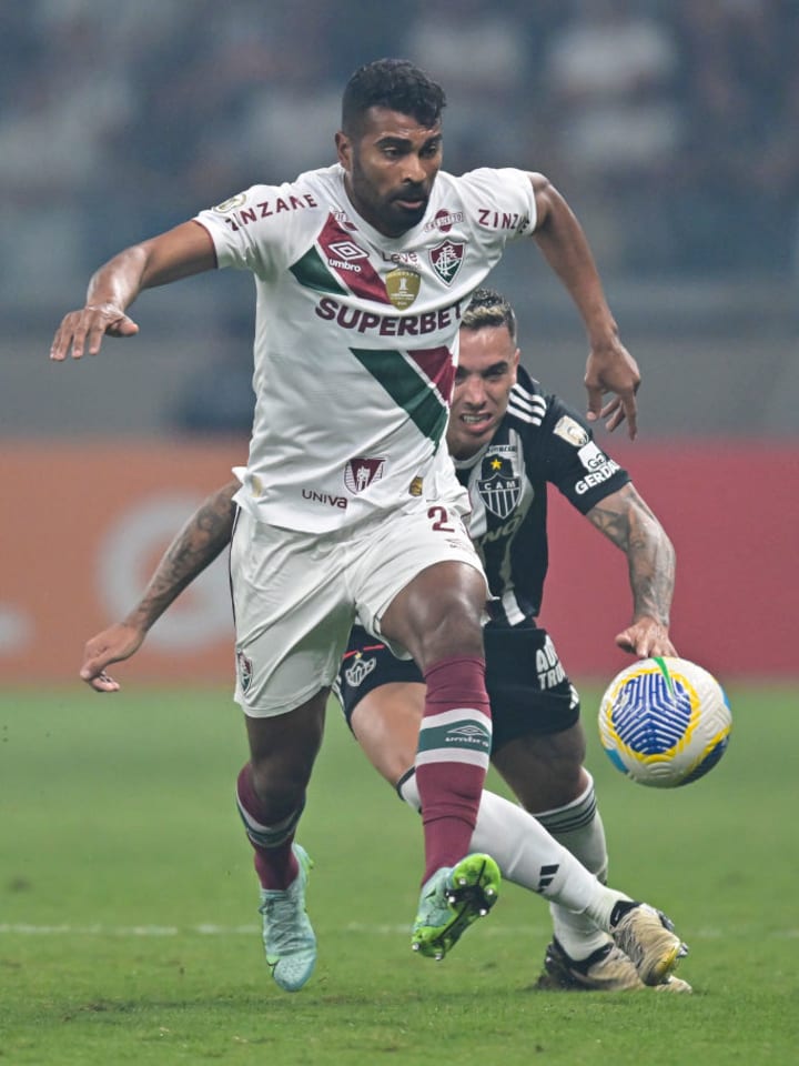 Renzo Saravia  Thiago Santos