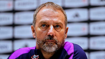 Le technicien allemand fait monter la sauce avant le match. Le technicien allemand fait monter la sauce avant le match.