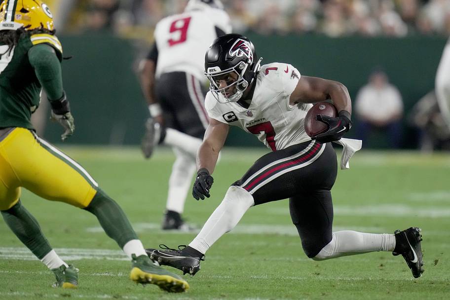 Bijan Robinson runs with the ball against the Packers.