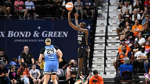 Connecticut Sun guard Saniya Rivers (22) shoots over Chicago Sky 