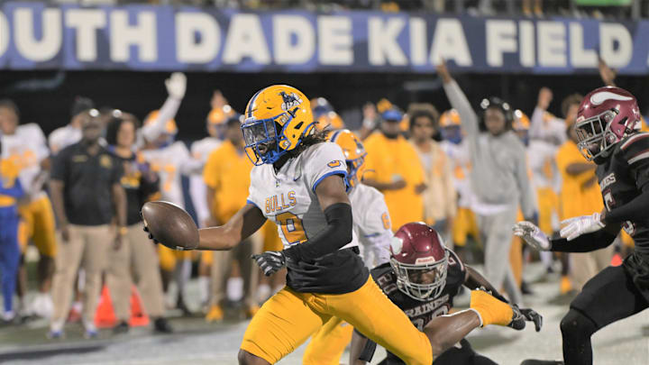 Syracuse football 5-star WR commit Calvin Russell and 5-star target Nick Lennear will repeat as state champs, analysts say.