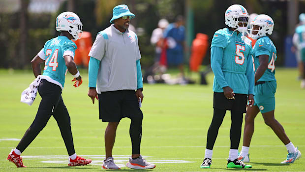 Anthony Weaver coaches at Dolphins practice.