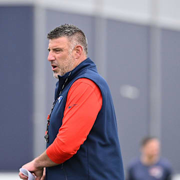 Jun 9, 2025; Foxborough, MA, USA; New England Patriots head coach Mike Vrabel watches over players during minicamp at Gillette Stadium. Mandatory Credit: Eric Canha-Imagn Images