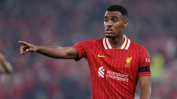 Ryan Gravenberch de Liverpool pointant du doigt lors du match MD4 de la Ligue des champions de l'UEFA 2024 25 entre Liverpool FC a