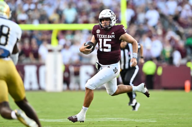 Texas A&M Aggies quarterback Conner Weigman (15) runs the ball during the first quarter against the Notre Dame Fighting Irish