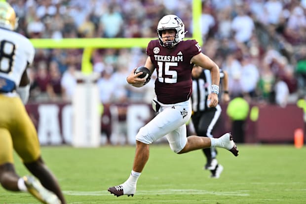 Texas A&M Aggies quarterback Conner Weigman (15) runs the ball during the first quarter against the Notre Dame Fighting Irish