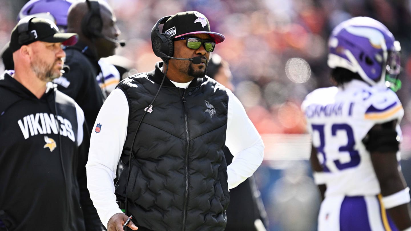 O técnico dos Vikings, Brian Flores, defende Tua Tagovailoa após críticas recentes