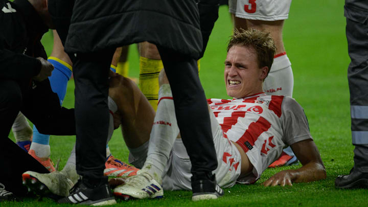 Timo Hübers liegt nach dem Unfall in Dortmund auf dem Boden