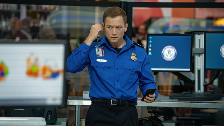 Carry-On. Taron Egerton as Ethan Kopek in Carry-On. Cr: Sam Lothridge/Netflix ©2024