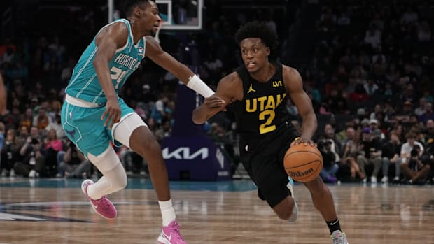 Former Utah jazz goalkeeper, Collin Sexton, manages the ball against the striker of Charlotte Hornets Brandon Miller