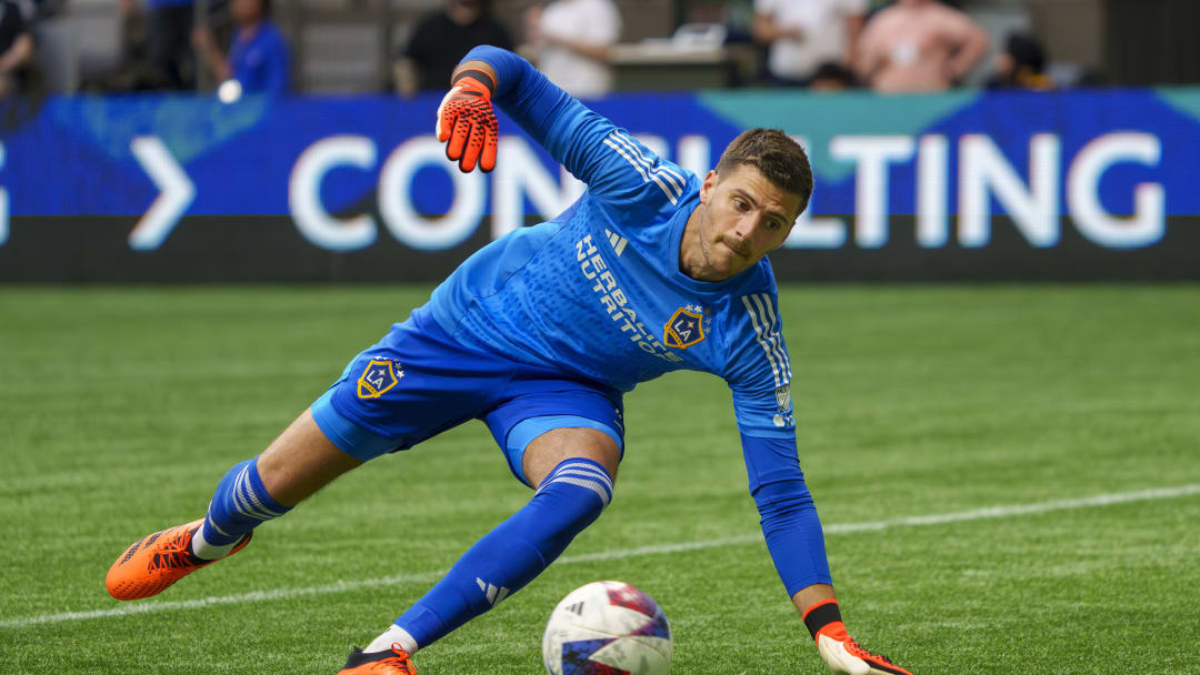 Former LA Galaxy goalkeeper Jonathan Bond has completed his move to Watford FC, a team that competes in the EFL Championship (ENG 2).