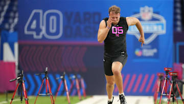 Feb 28, 2025; Indianapolis, IN, USA; Alabama tight end CJ Dippre (TE05) runs in the 40 yard dash during the 2025 NFL Combine at Lucas Oil Stadium. Mandatory Credit: Kirby Lee-Imagn Images
