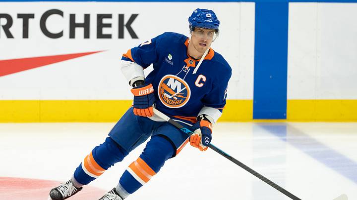 Mar 17, 2026; Toronto, Ontario, CAN; New York Islanders left wing Anders Lee (27) skates during the warmup before a game against the Toronto Maple Leafs at Scotiabank Arena. Mar 17, 2026; Toronto, Ontario, CAN; New York Islanders left wing Anders Lee (27) skates during the warmup before a game against the Toronto Maple Leafs at Scotiabank Arena.