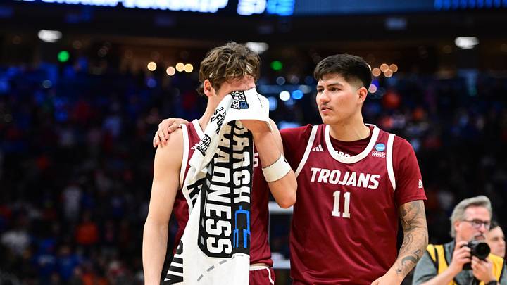 Troy Trojans forward Thomas Dowd (1)