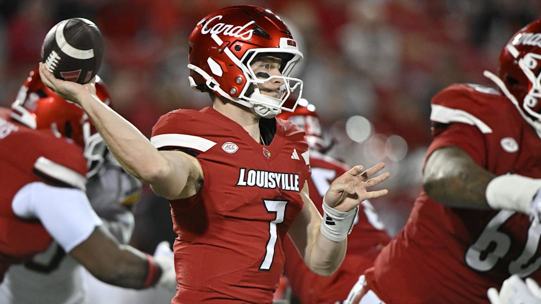Louisville Cardinals quarterback Miller Moss (7)