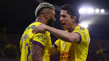 Alan Cervantes felicita al uruguayo Rodrigo Aguirre, quien logró un doblete ante el Atlas