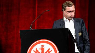 Kräftig durchpusten: Markus Krösche auf der Mitgliederversammlung Kräftig durchpusten: Markus Krösche auf der Mitgliederversammlung