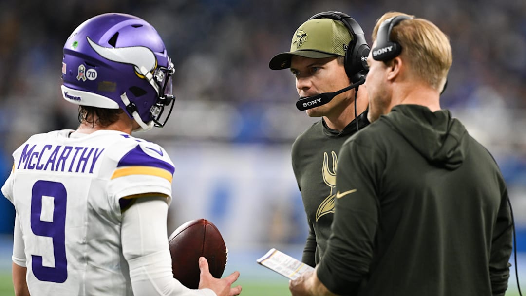 Nov 2, 2025; Detroit, Michigan, USA; Minnesota Vikings head coach Kevin O'Connell speaks with Minnesota Vikings quarterback J.J. McCarthy (9) in the first quarter against the Detroit Lions at Ford Field. Mandatory Credit: Lon Horwedel-Imagn Images Nov 2, 2025; Detroit, Michigan, USA; Minnesota Vikings head coach Kevin O'Connell speaks with Minnesota Vikings quarterback J.J. McCarthy (9) in the first quarter against the Detroit Lions at Ford Field. Mandatory Credit: Lon Horwedel-Imagn Images