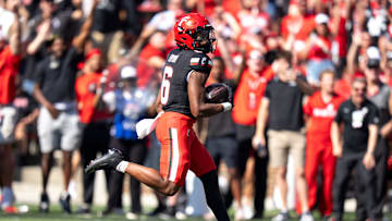 Cincinnati Bearcats running back Evan Pryor (6) scores a touchdown in the first quarter of the NCAA football game between the Cincinnati Bearcats and Iowa State Cyclones at Nippert Stadium in Cincinnati on Oct. 4, 2025.