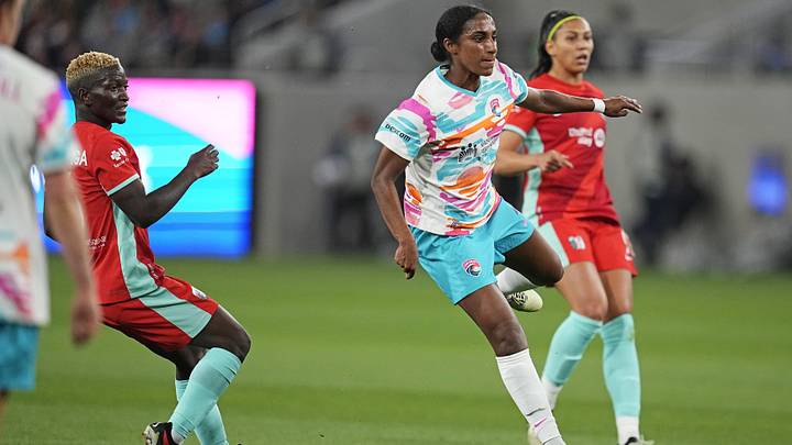San Diego Wave FC defender Naomi Girma (4) passes the ball during the second half against the Kansas City Current at Snapdragon Stadium 