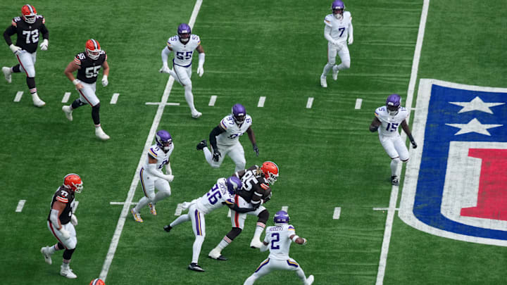 Oct 5, 2025; Tottenham, United Kingdom; Cleveland Browns tight end David Njoku (85) runs with the ball against the Minnesota Vikings during the first quarter of an NFL International Series game at Tottenham Hotspur Stadium. Oct 5, 2025; Tottenham, United Kingdom; Cleveland Browns tight end David Njoku (85) runs with the ball against the Minnesota Vikings during the first quarter of an NFL International Series game at Tottenham Hotspur Stadium.