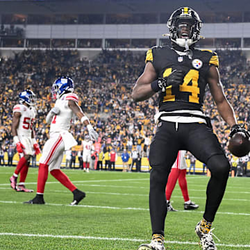 Former Pittsburgh Steelers wide receiver George Pickens (14) celebrates a touchdown pass