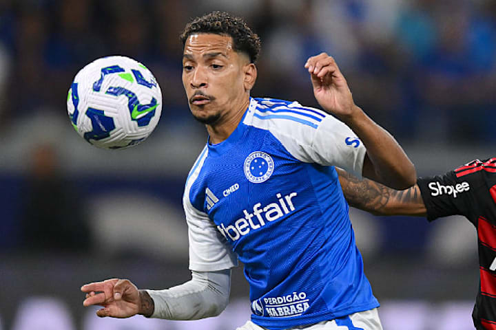 Matheus Pereira buscou jogo e arriscou boas finalizações