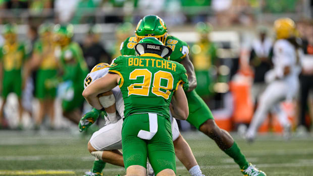  Oregon Ducks linebacker Bryce Boettcher (28) tackles Idaho Vandals wide receiver Mark Hamper (15) 