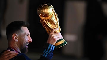 TOPSHOT-ARGENTINA-FBL-WC-2022-ARRIVAL
