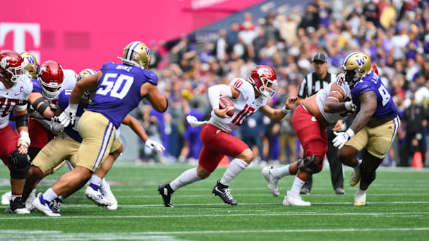 Washington State Cougars quarterback John Mateer (10) carries the ball and later scores a touchdown during the first half aga