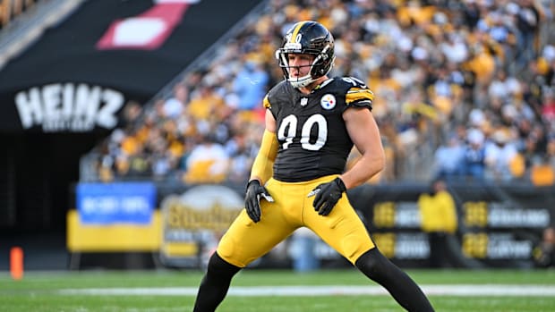 Nov 2, 2025; Pittsburgh, Pennsylvania, USA; Pittsburgh Steelers linebacker T.J. Watt (90) warms up at the start of the third Nov 2, 2025; Pittsburgh, Pennsylvania, USA; Pittsburgh Steelers linebacker T.J. Watt (90) warms up at the start of the third