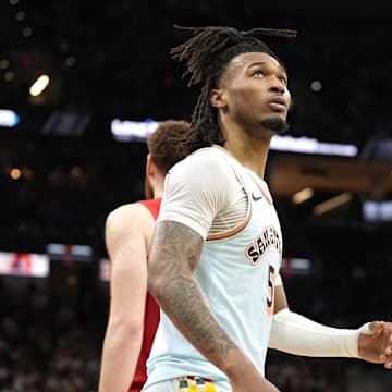 Stephon Castle looks up during a game against the Raptors.