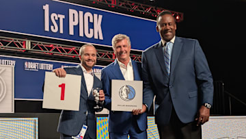 Los ejecutivos de los Dallas Mavericks tras conseguir el primer pick en la Lotería del Draft de la NBA