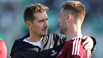 Zuletzt ohne Chance: Robin Knoche (r.) unter FCN-Cheftrainer Miroslav Klose (l.)