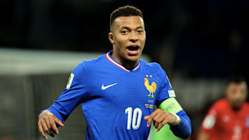 Surprise ! L'équipe de France dévoile deux nouveaux maillots inattendus pour la Coupe du monde. 