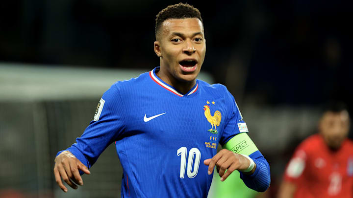 Mbappé recebeu uma pancada na partida contra o Azerbaijão Mbappé recebeu uma pancada na partida contra o Azerbaijão