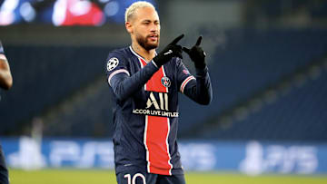 Neymar veste no PSG a camisa 10 que ficou imortalizada na história do Rei do Futebol