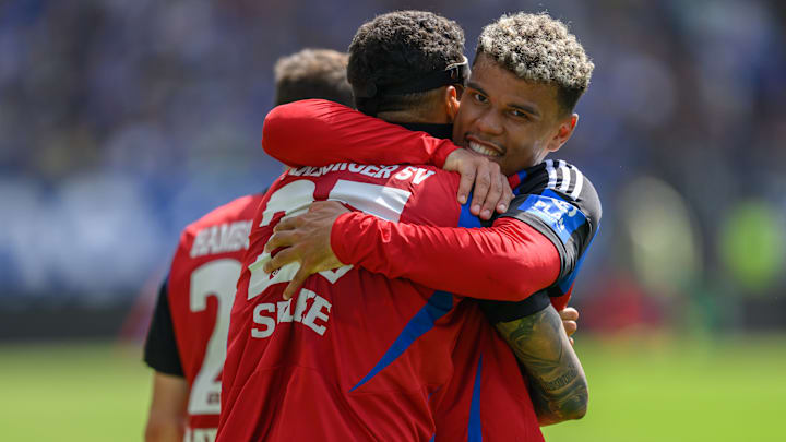 Der HSV steht mit einem Fuß in der Bundesliga. Der HSV steht mit einem Fuß in der Bundesliga.