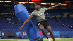 Eagles edge rusherJalyx Hunt
