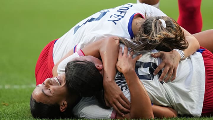 Smith celebrates with United States teammates after scoring a goal during extra time against Germany.