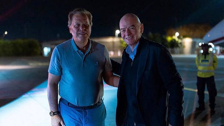 El presidente de la Federación Colombiana de Fútbol, Ramón Jesurún, recibe al presidente de la FIFA, Gianni Infantino, a su llegada al Aeropuerto Internacional Alfonso Bonilla Aragón, en Cali, Colombia. El presidente de la Federación Colombiana de Fútbol, Ramón Jesurún, recibe al presidente de la FIFA, Gianni Infantino, a su llegada al Aeropuerto Internacional Alfonso Bonilla Aragón, en Cali, Colombia.
