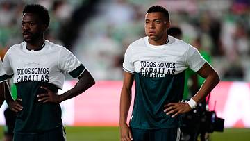 Vinicius Junior und Kylian Mbappe mit hochgerolltem Shirt Vinicius Junior und Kylian Mbappe mit hochgerolltem Shirt