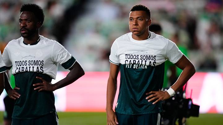 Vinicius Junior und Kylian Mbappe mit hochgerolltem Shirt Vinicius Junior und Kylian Mbappe mit hochgerolltem Shirt