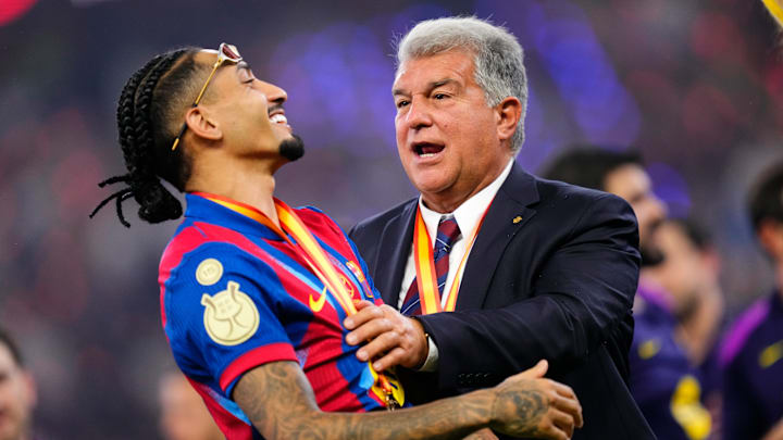 Joan Laporta avec Raphinha après le Clasico contre le Real Madrid en Supercoupe d'Espagne