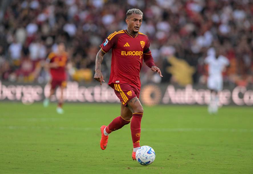 Wesley of AS Roma running.