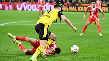 Josip Stanisic geht nach einem Tackling von Nico Schlotterbeck zu Boden Josip Stanisic geht nach einem Tackling von Nico Schlotterbeck zu Boden