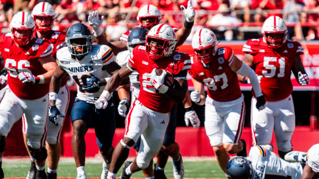 Nebraska Cornhuskers running back Emmett Johnson (21) runs against the UTEP Miners 