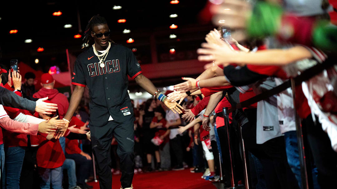 Cincinnati Reds third baseman Elly De La Cruz (44) greets fans during the Cincinnati Reds Redsfest at Duke Energy Convention Center in Cincinnati on Friday, Dec. 1, 2023.