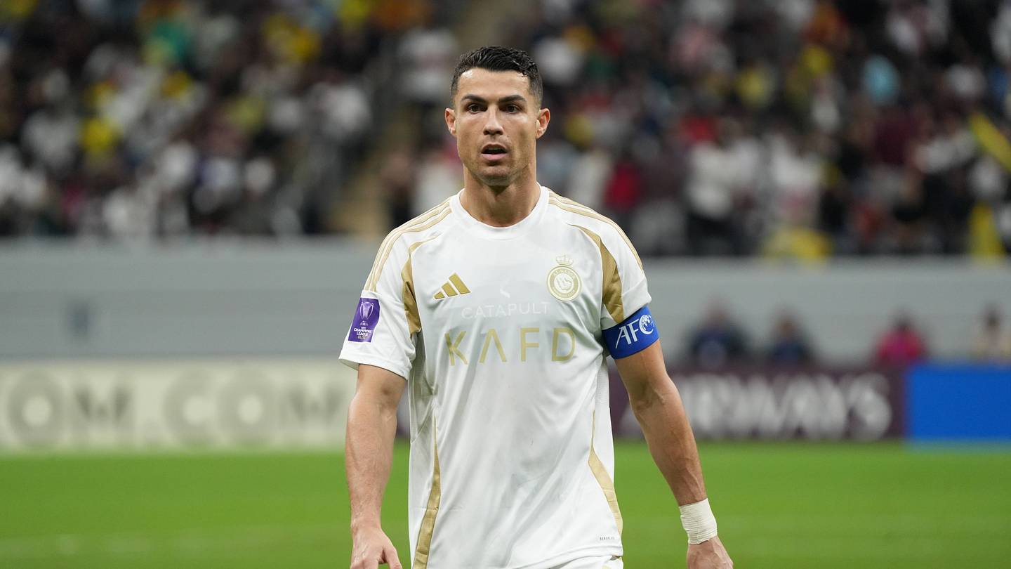 Real Madrid Legend Cristiano Ronaldo Called Out By Former UFC Title Challenger For Boxing Fight